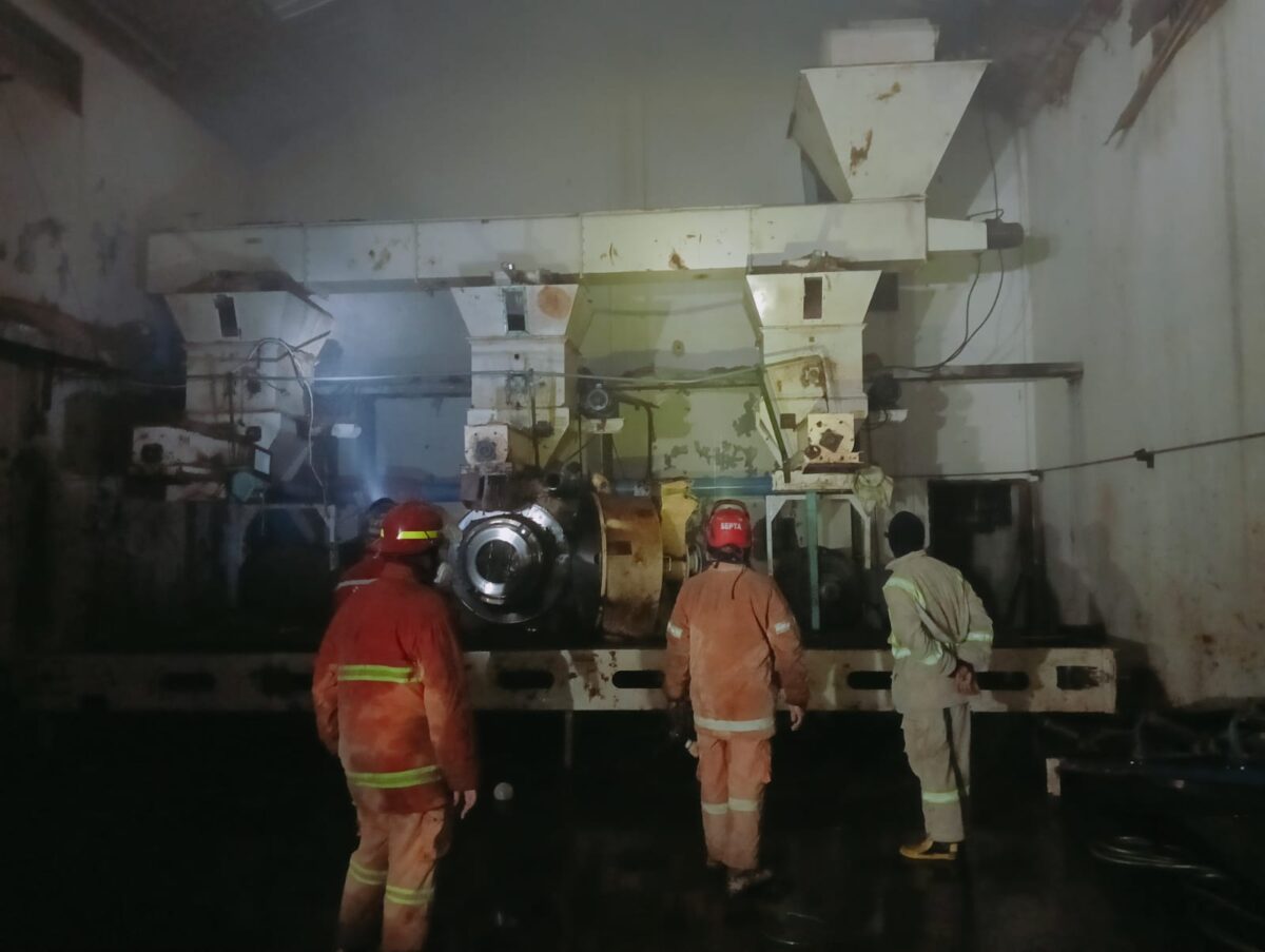 Petugas saat melakukan pembasahan di gudang PT Kanaka Sinergi Biomassa Jombang. (Karimatul Maslahah/Kabarterdepan.com)