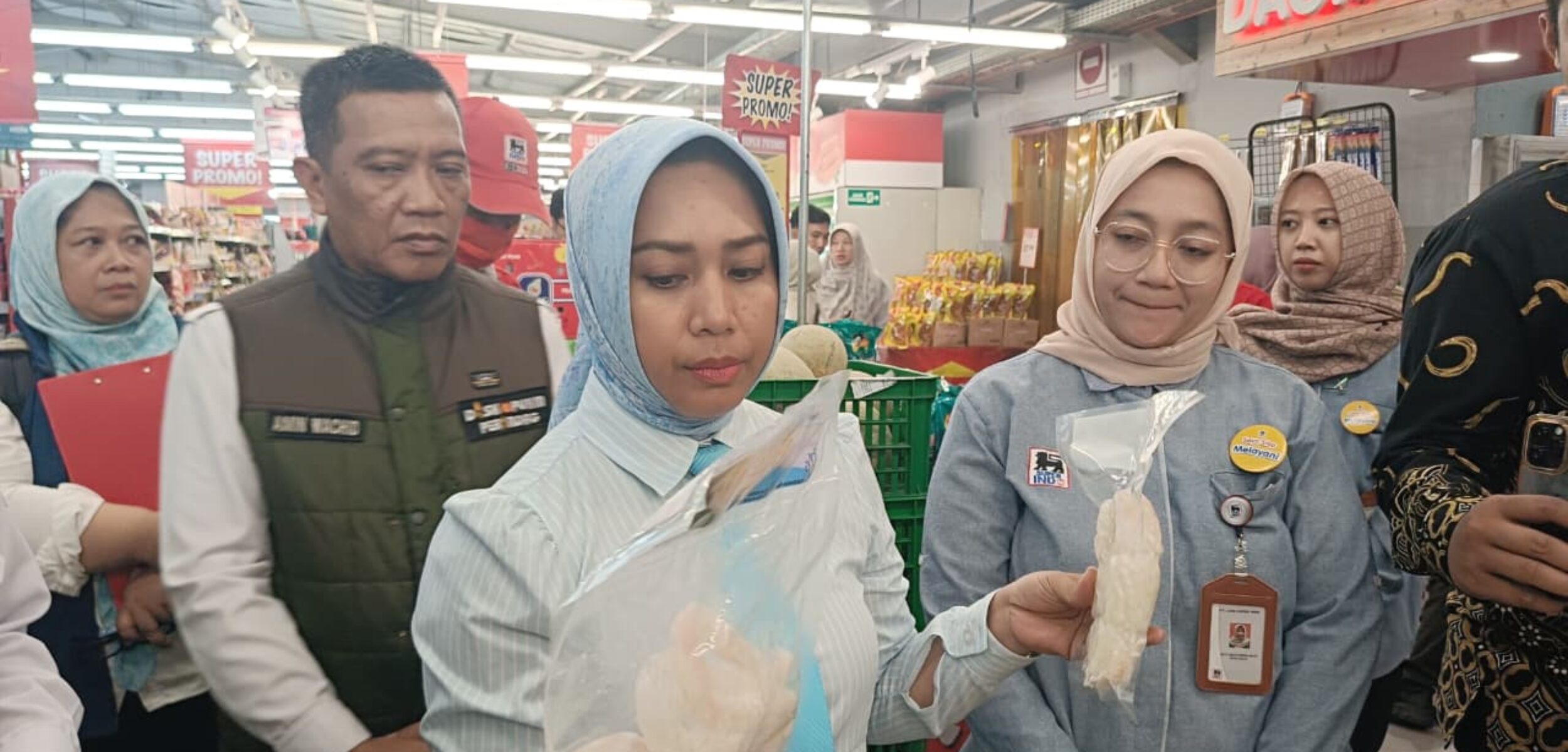 Wali Kota Mojokerto Ika Puspitasari bersama Tim Koordinasi Pembinaan dan Pengawasan Obat dan Makanan (TKPPOM) Kota Mojokerto saat melakukan sidak makanan dan minuman. (Jaya Majalah Global for Kabar Terdepan)
