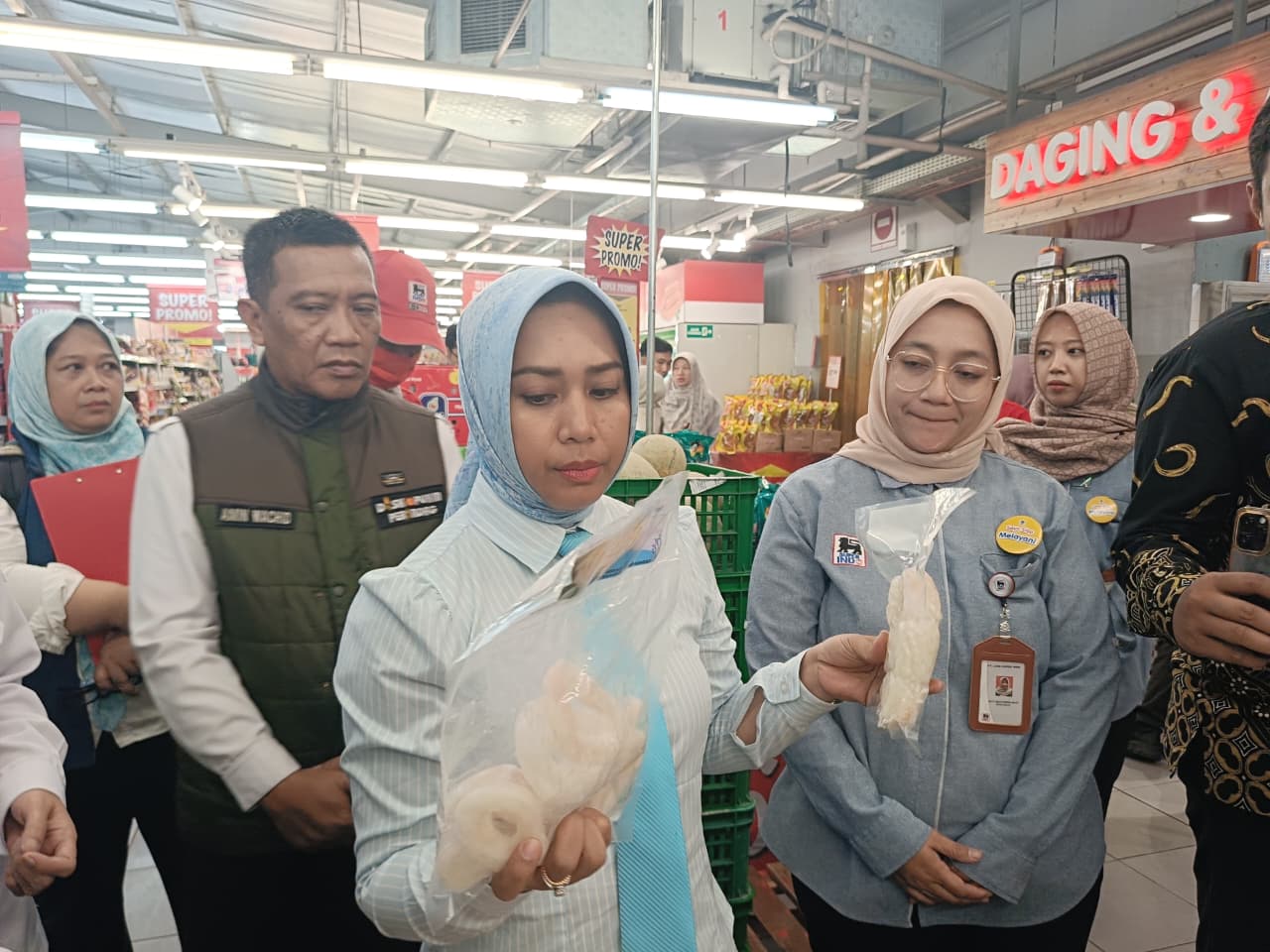 Wali Kota Mojokerto Ika Puspitasari bersama Tim Koordinasi Pembinaan dan Pengawasan Obat dan Makanan (TKPPOM) Kota Mojokerto saat melakukan sidak makanan dan minuman. (Jayak Mardiansyah majalahglobal.com for Kabar Terdepan)