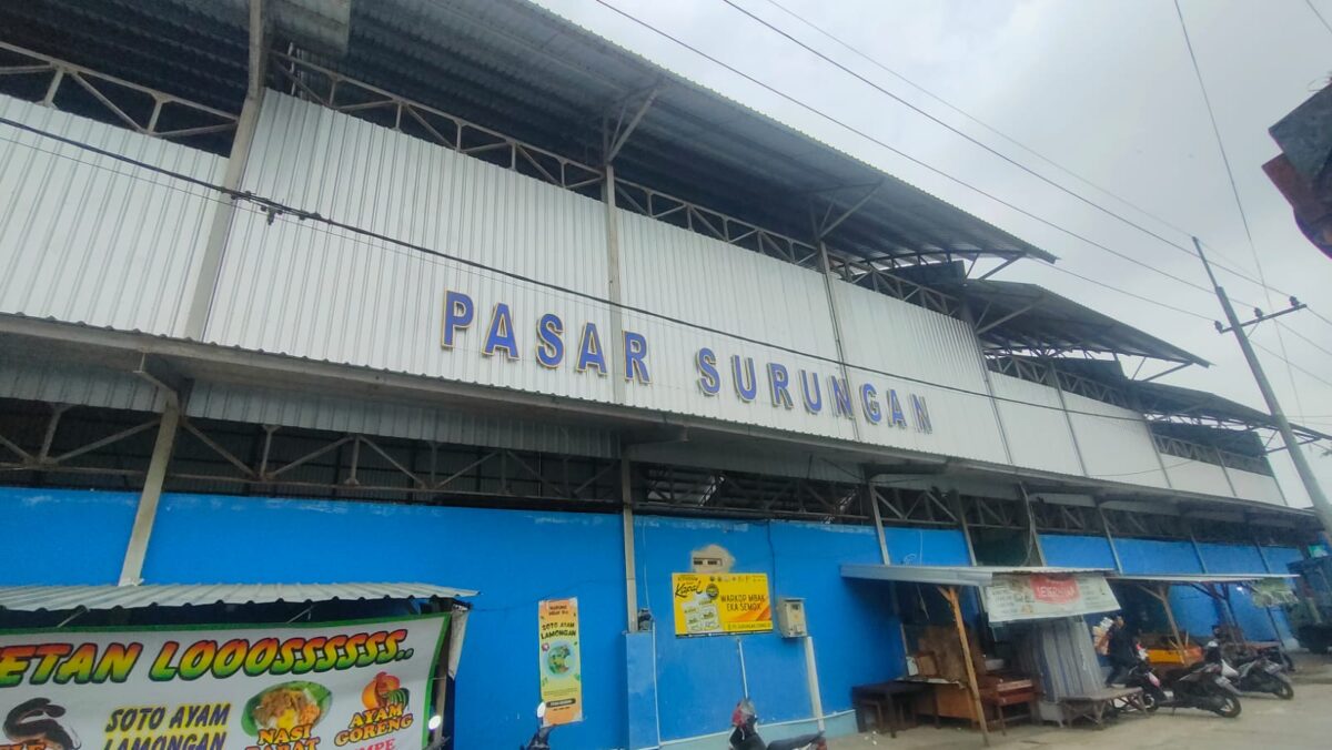 Tampak depan Pasar Surungan Desa Penambangan Kecamatan Balongbendo, Sidoarjo. (zal/kabarterdepan.com)