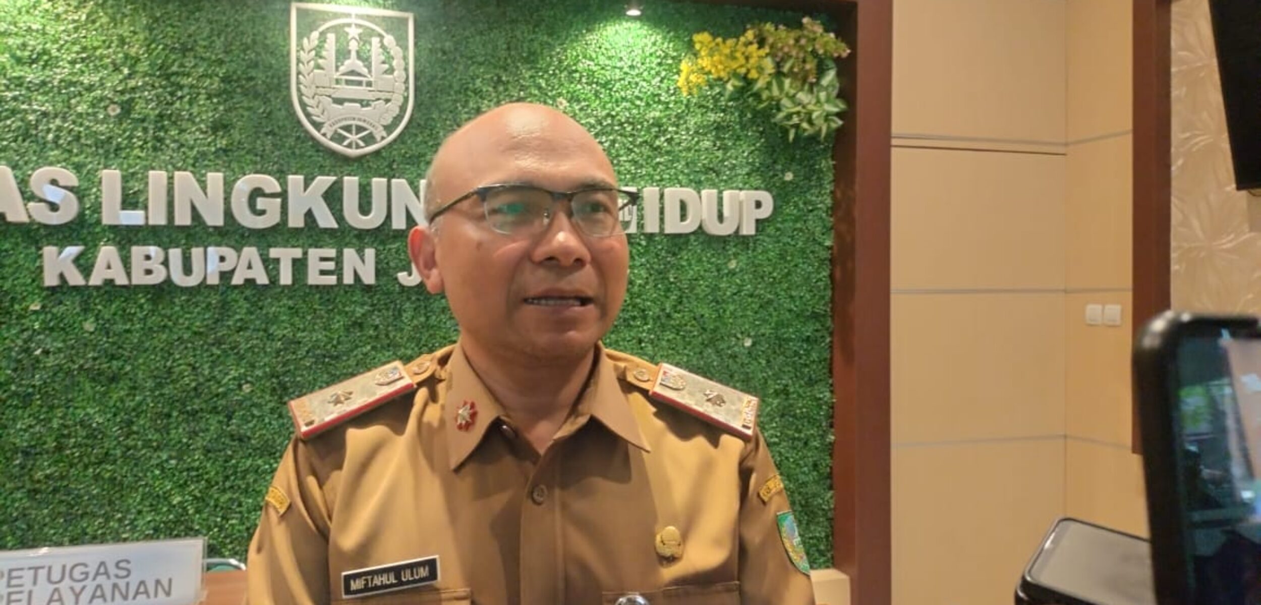 Sampah Nyangkut Jadi Kunci Pelacakan Pelaku Pembuang Limbah Ayam di Sungai Jombang