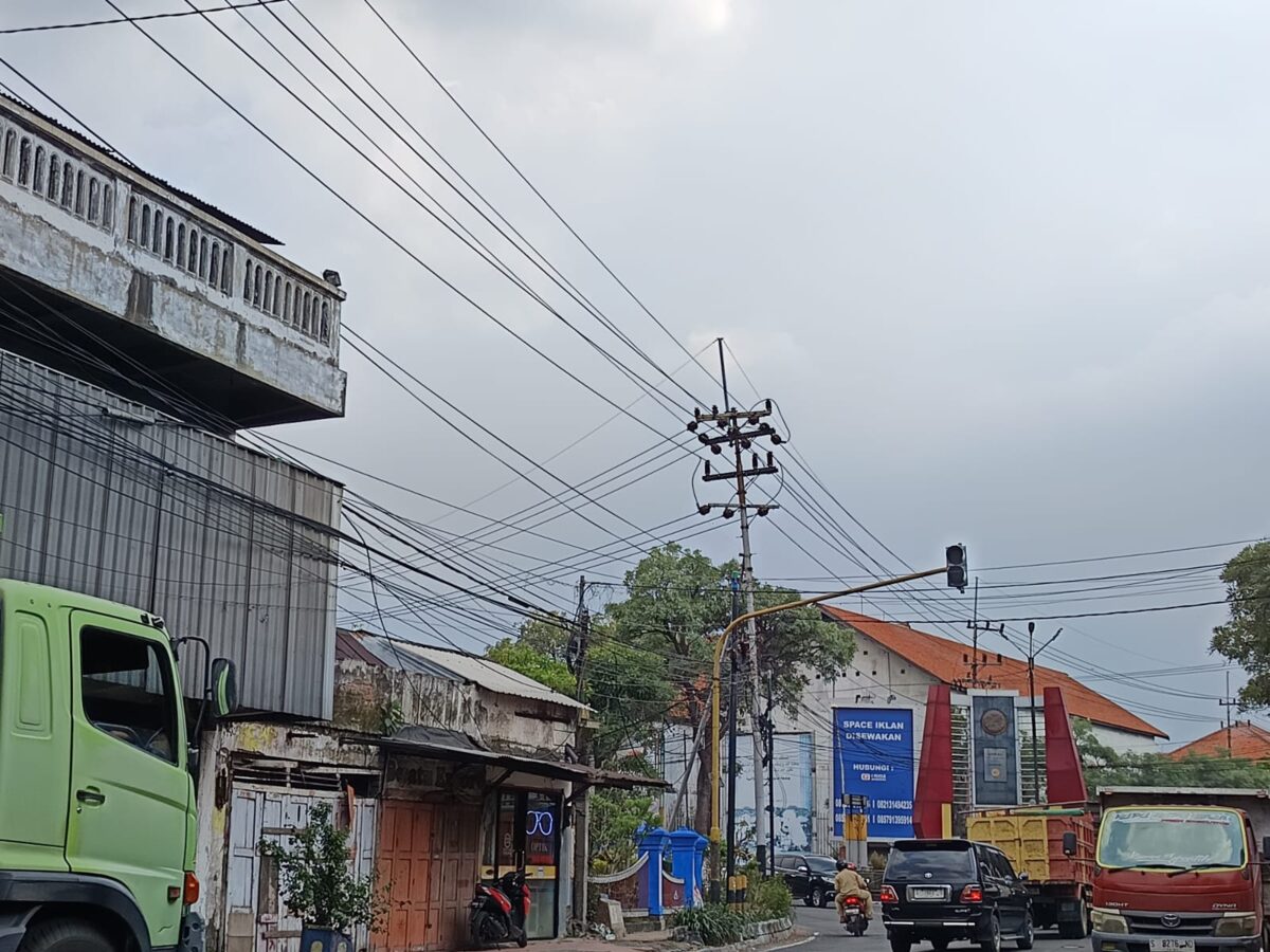 Lampu peringatan di pertigaan Jalan Airlangga, Mojosari, Kabupaten Mojokerto, tidak berfungsi. (Ezra/Kabarterdepan.com)