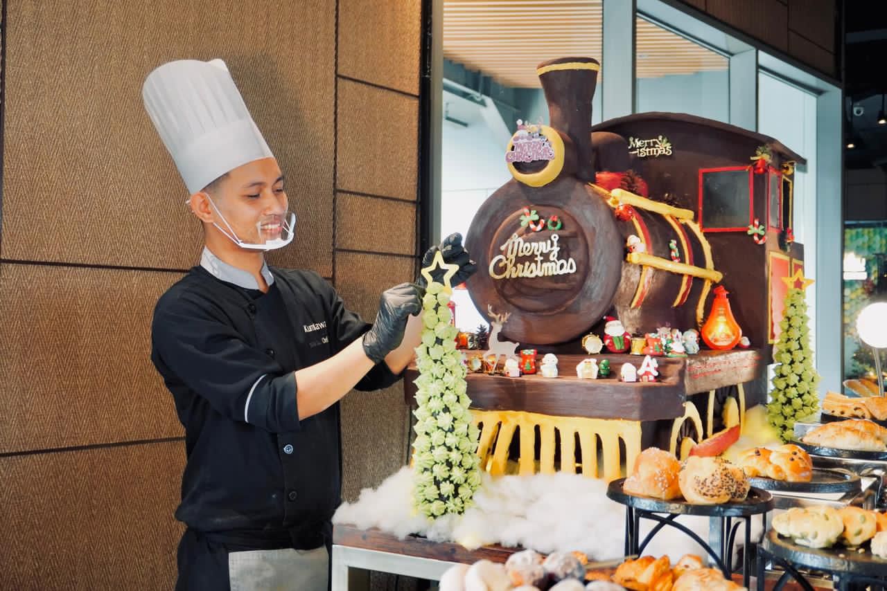Grand Mercure Malang Mirama dengan bangga mempersembahkan instalasi kuliner Natal yang spektakuler dengan sebuah kereta api yang seluruhnya terbuat dari coklat seberat kurang lebih 60 kilogram.