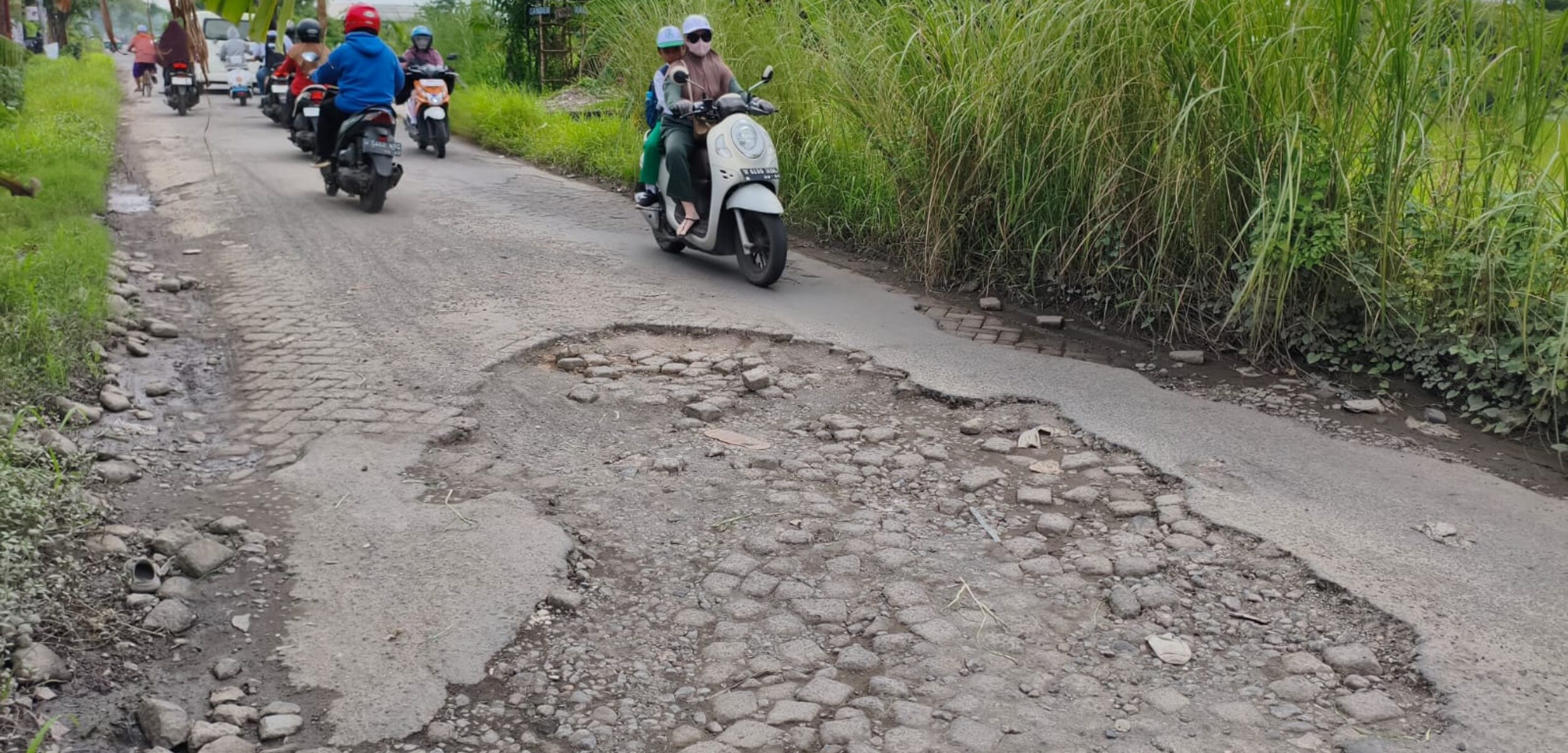 Jalan berlubang dan rusak yang ada di Desa Masangan Wetan Kecamatan Sukodono, Sidoarjo. (zal/kabarterdepan.com)