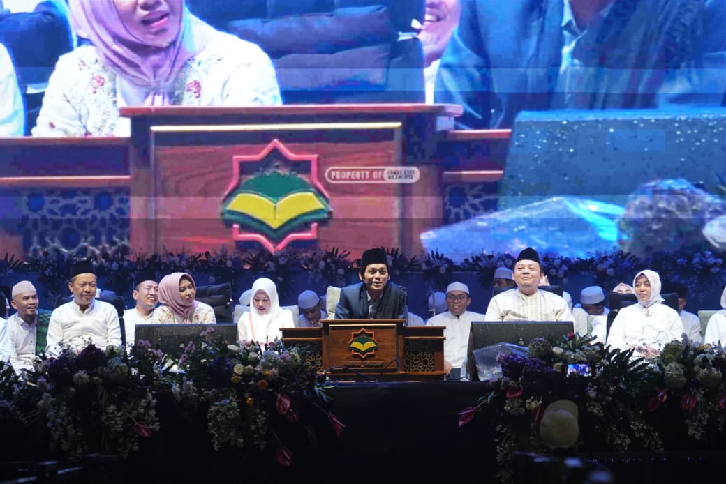 Wali Kota Mojokerto Ika Puspitasari dan ribuan jemaah Kota Mojokerto Dzikir Akbar Bersama Gus Iqdam. (Kominfo Kota Mojokerto)