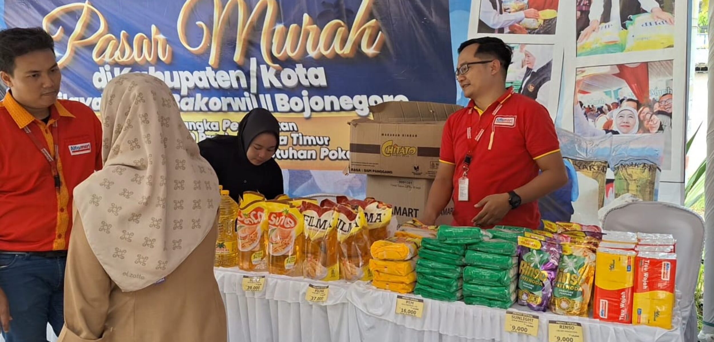 Stand Alfamart menjual sembako murah di pasar murah Kota Mojokerto.