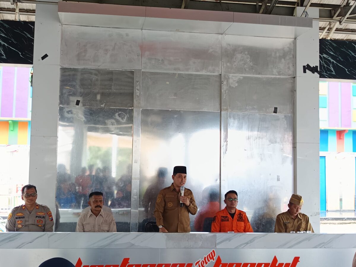 Bupati Mojokerto Muhammad Albarra menyalurkan bantuan material untuk warga terdampak angin kencang. (Ezra/Kabarterdepan.com)