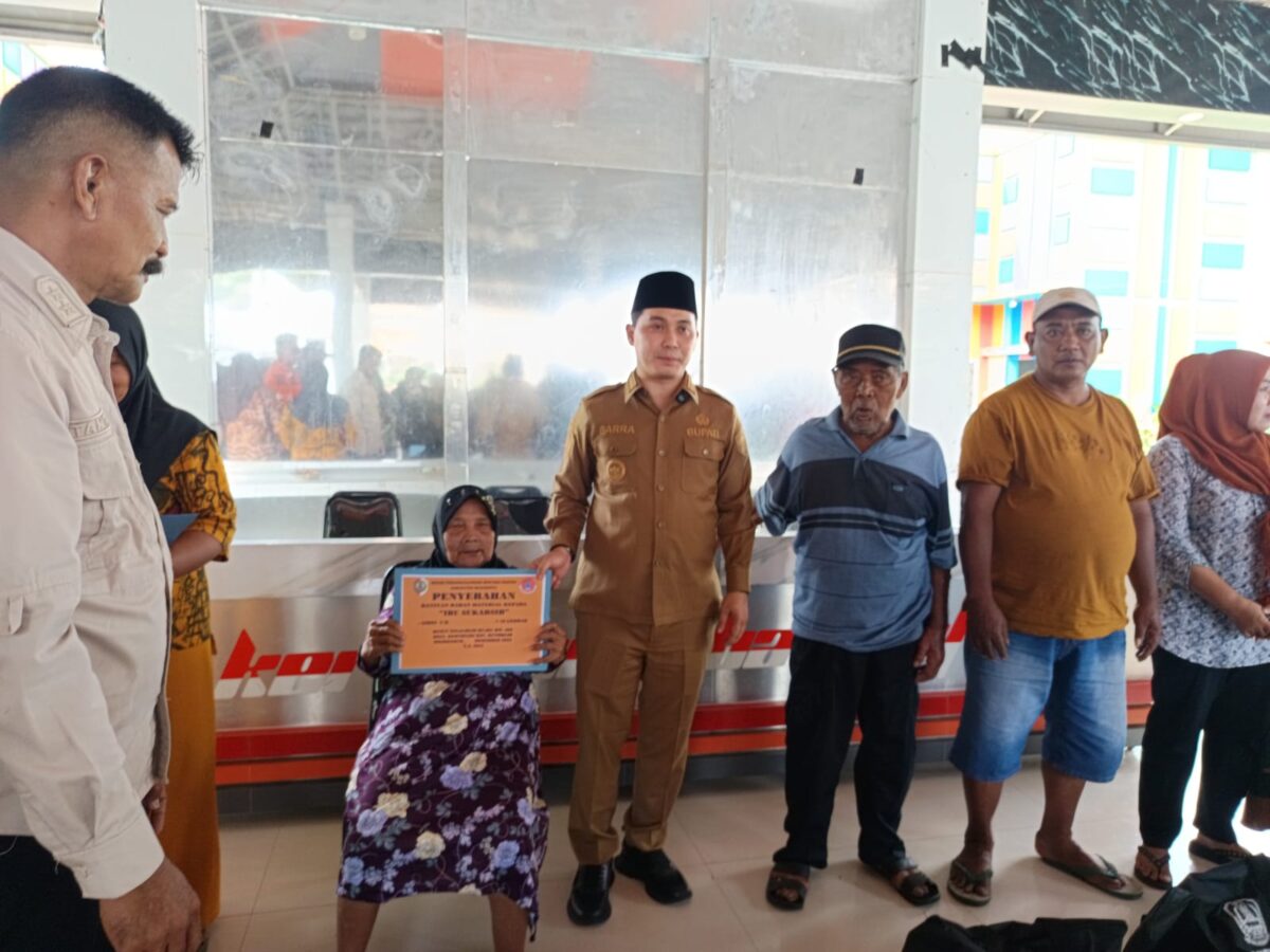 Bupati Mojokerto Muhammad Albarra menyalurkan bantuan material untuk warga terdampak angin kencang. (Ezra/Kabarterdepan.com)