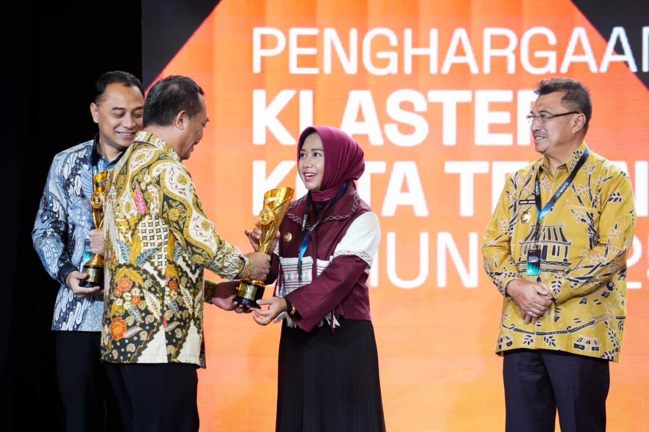 Wali Kota Mojokerto Ika Puspitasari menerima penghargaan dalam ajang Innovative Government Award (IGA) 2025. (Kominfo Kota Mojokerto)