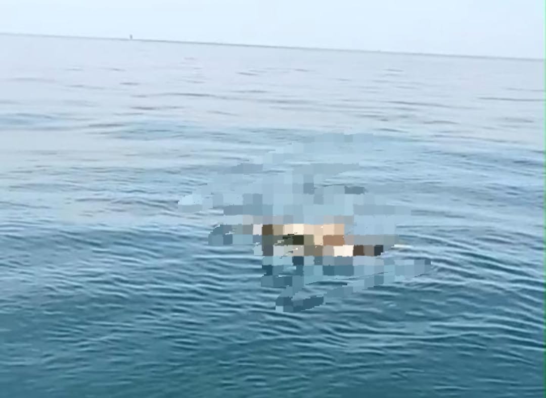 Mayat yang mengepung di laut Sampang (fais/kabarterdepan.com)