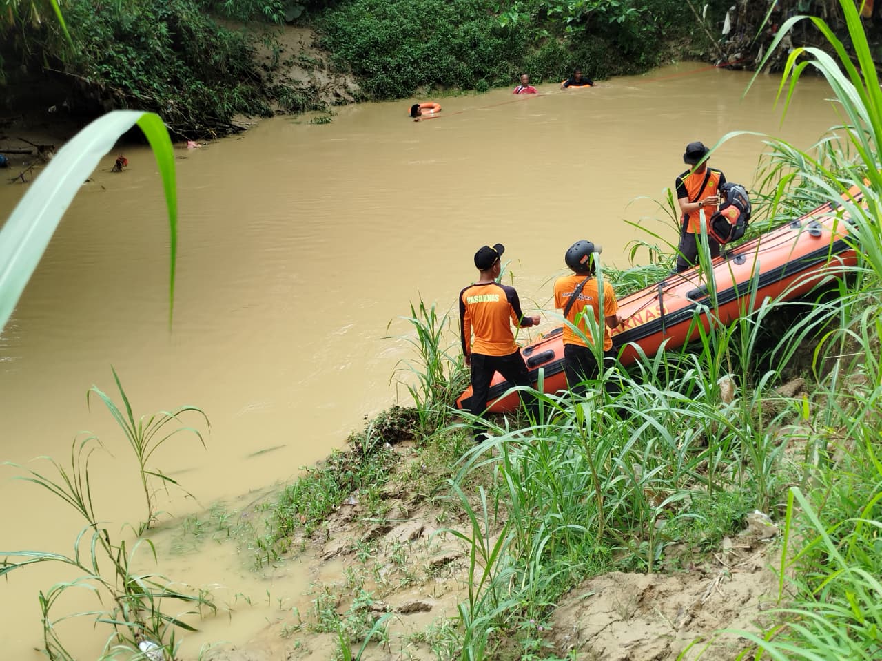 Sejumlah pelajar hilang terseret arus di Sungai Lusi. (Rga)
