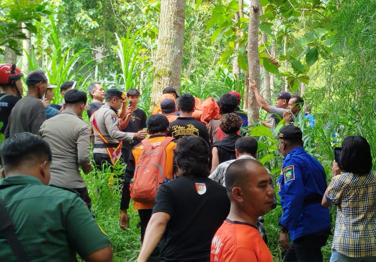 Korban yang ditemukan di sungai Lusi Kelurahan Kedungjenar, Blora. (Foto: Rengga/kabarterdepan.com)