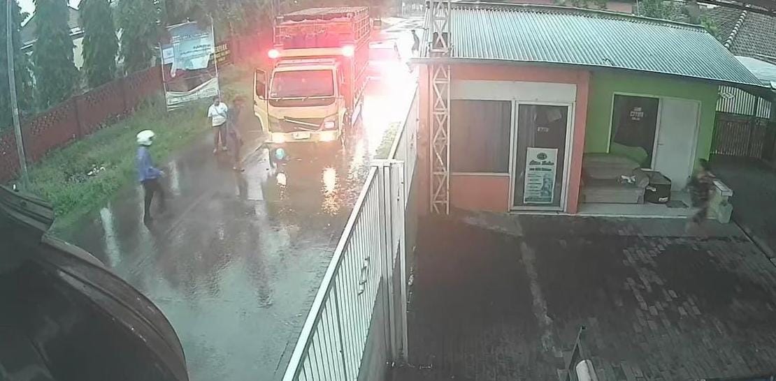 Rekaman CCTV tubuh korban terlindas truk di Mojoanyar. (Redaksi)
