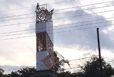 Tugu Jombang yang baru dibangun, ambruk terkena angin. (Istimewa)