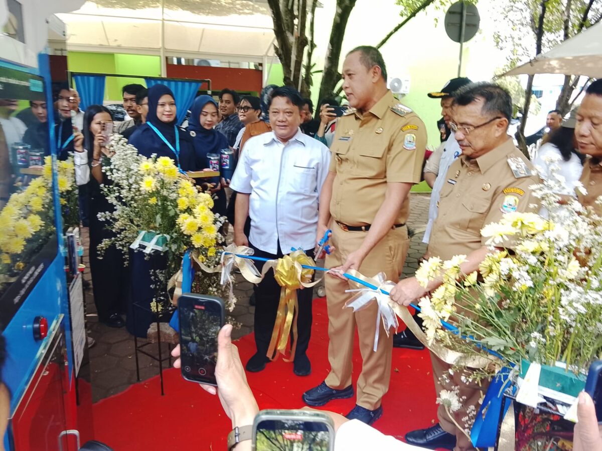 Wali Kota Bekasi Tri Adhianto bersama Wakil Wali Kota Abdul Harris Bobihoe dan Dirut Perumda Tirta Patriot Ali Imam Fariyadi saat launching Air Minum Keren. (Yanso/Kabarterdepan.com)