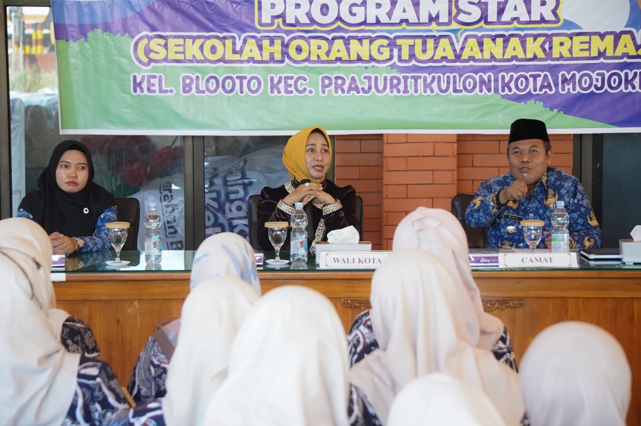 WhatsApp Image 2025 12 17 at 6.26.30 PM 1 Wali Kota Mojokerto Ika Puspitasari menggencarkan sosialisasi Program STAR (Sekolah Orang Tua Anak Remaja). (Kominfo Kota Mojokerto)