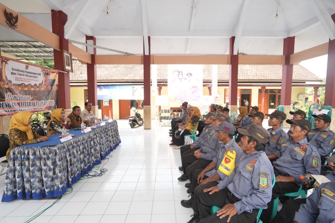 WhatsApp Image 2025 12 18 at 1.03.20 PM 1 Wali Kota Mojokerto, Ika Puspitasari saat menyampaikan pengarahannya kepada anggota Satlinmas Kelurahan Prajurit Kulon