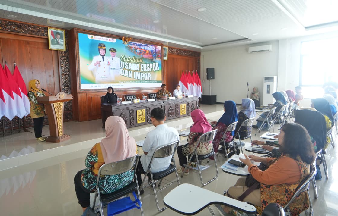 Wali Kota Mojokerto Ika Puspitasari membuka kegiatan Sosialisasi Usaha Ekspor dan Impor bagi pelaku Industri Kecil Menengah (IKM) dan Usaha Kecil Menengah (UKM) Kota Mojokerto