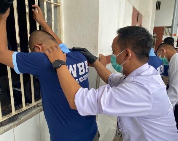 Antisipasi Gangguan Kamtib! Lapas Mojokerto Razia Kamar Hunian WBP di Tengah Kondisi Overcrowded