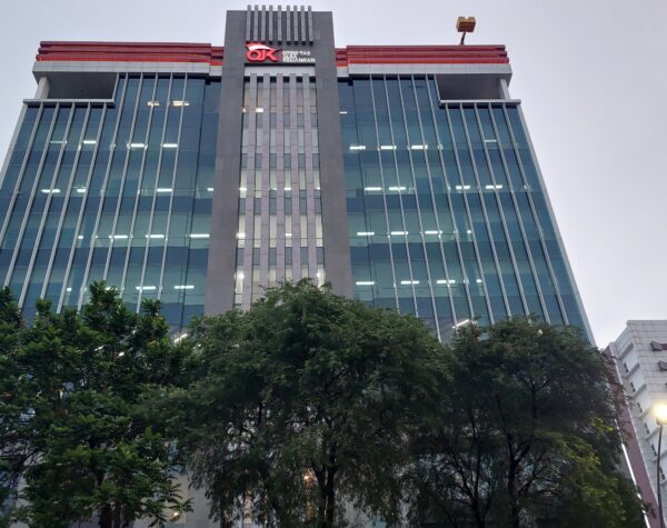 OJK Cabut Izin BPR Prima Master Bank, Dana Nasabah Tetap Dijamin LPS