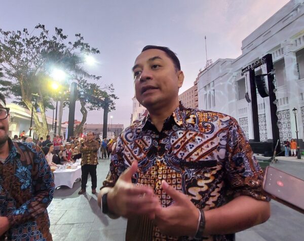 Wali Kota Surabaya Eri Cahyadi berencana menata saluran air di Taman Pelangi. (Husni Habib/Kabarterdepan.com)