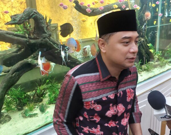 Wali Kota Surabaya Eri Cahyadi berharap orang tua turut lakukan pengawasan penggunaan gawai pada anak. (Husni Habib/Kabarterdepan.com)