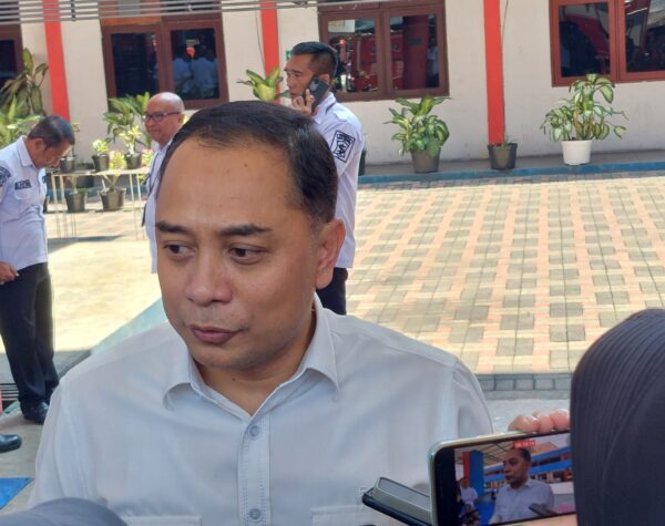 20251015 102015 1 Wali Kota Surabaya Eri Cahyadi akan mengevaluasi sistem data Beasiswa Pemuda Tangguh. (Husni Habib/Kabarterdepan.com)