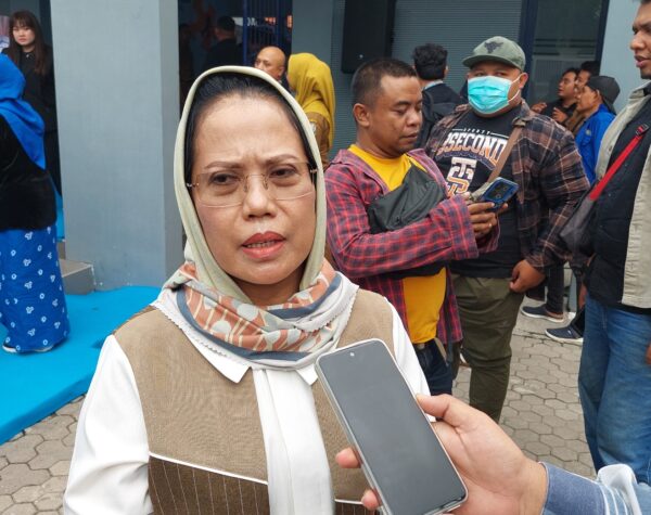 Ketua Komisi E DPRD Jatim Sri Untari saat memberikan keterangan ke awak media. (Husni Habib/Kabarterdepan.com)