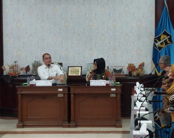 Terima Kunjungan Pemkab Sidoarjo, Eri Cahyadi Paparkan Strategi Anggaran Berbasis Data