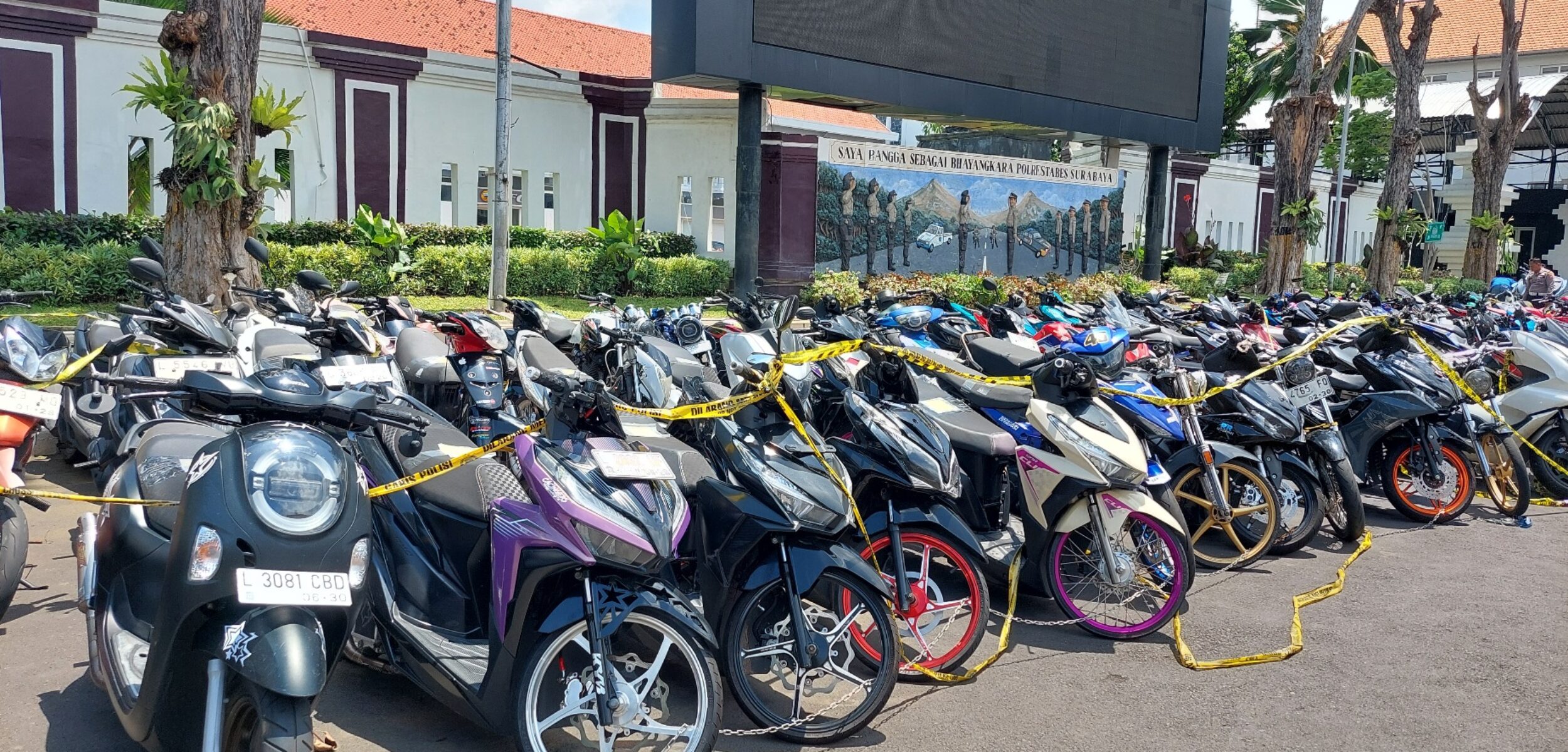 Operasi Tengah Malam, Polrestabes Surabaya Amankan 141 Motor dari Arena Balap Liar