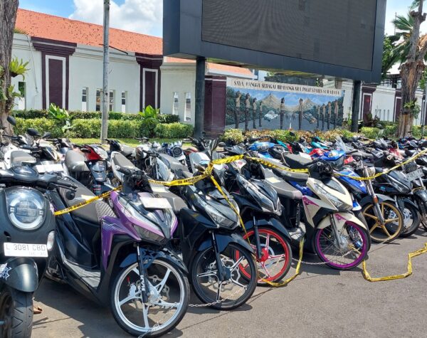 Operasi Tengah Malam, Polrestabes Surabaya Amankan 141 Motor dari Arena Balap Liar