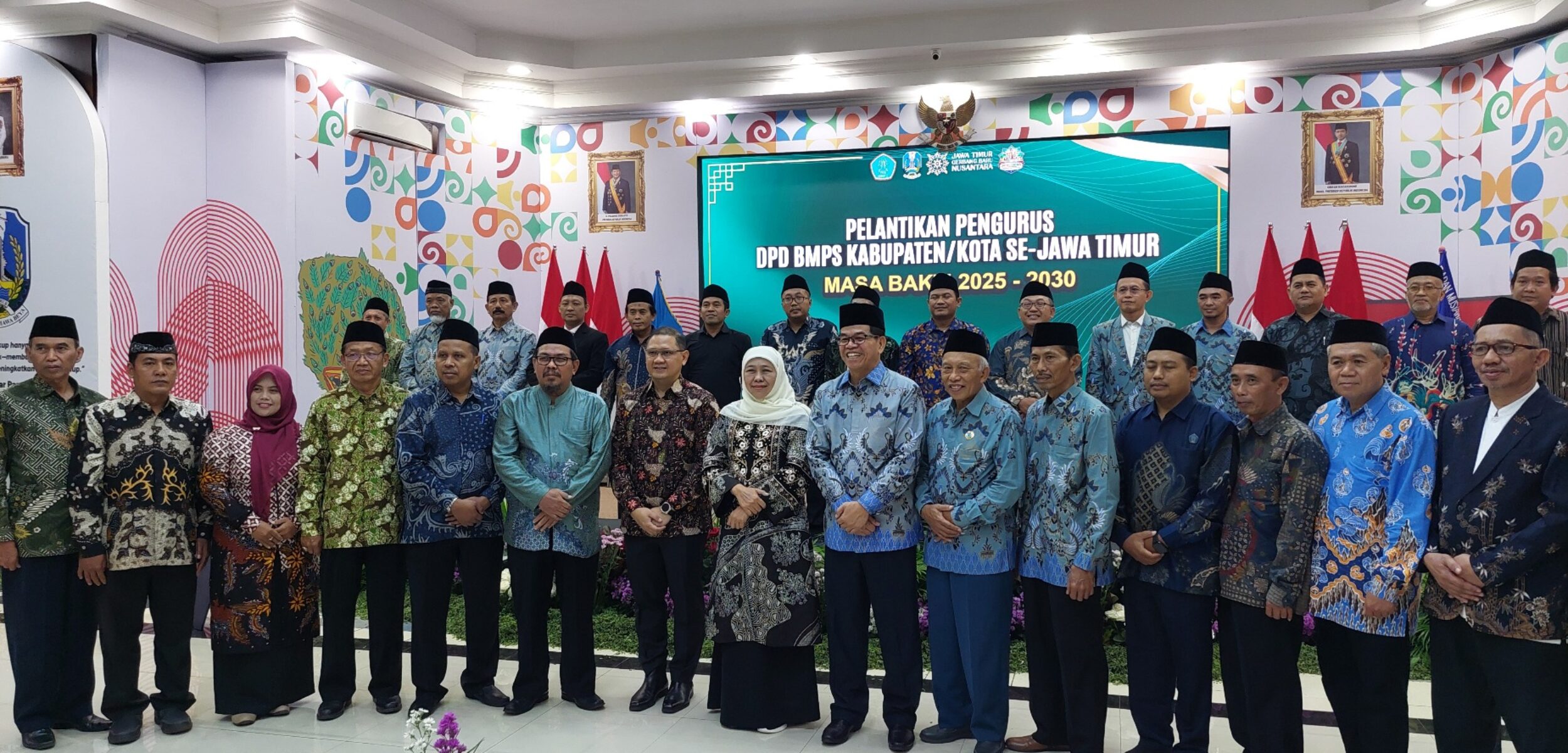 Dinilai Sukses Wujudkan Jatim Cerdas, Khofifah Raih Penghargaan dari BMPS