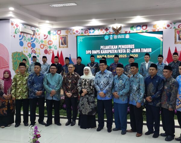 Gubernur Khofifah berfoto dengan jajaran DWP BPMS se Jawa Timur. (Husni Habib/Kabarterdepan.com)