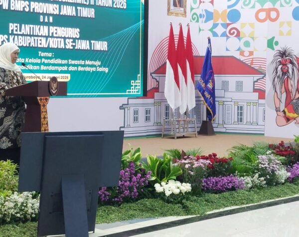 Gubernur Khofifah saat memberikan sambutan terkait visi Jatim Cerdas. (Husni Habib/Kabarterdepan.com)