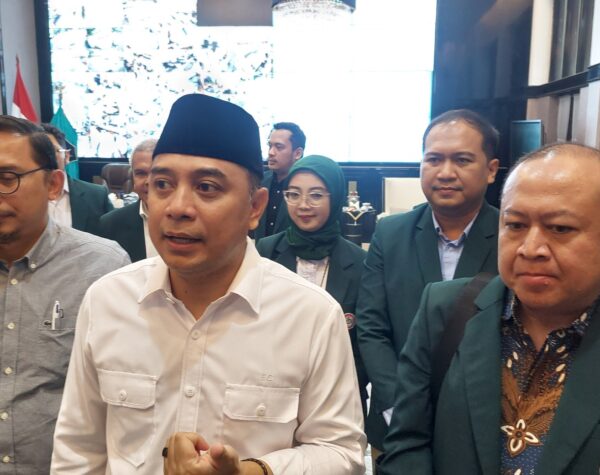 Eri Cahyadi tegaskan Pemkot Surabaya lanjutkan program pemberian beasiswa. (Husni Habib/Kabarterdepan.com)