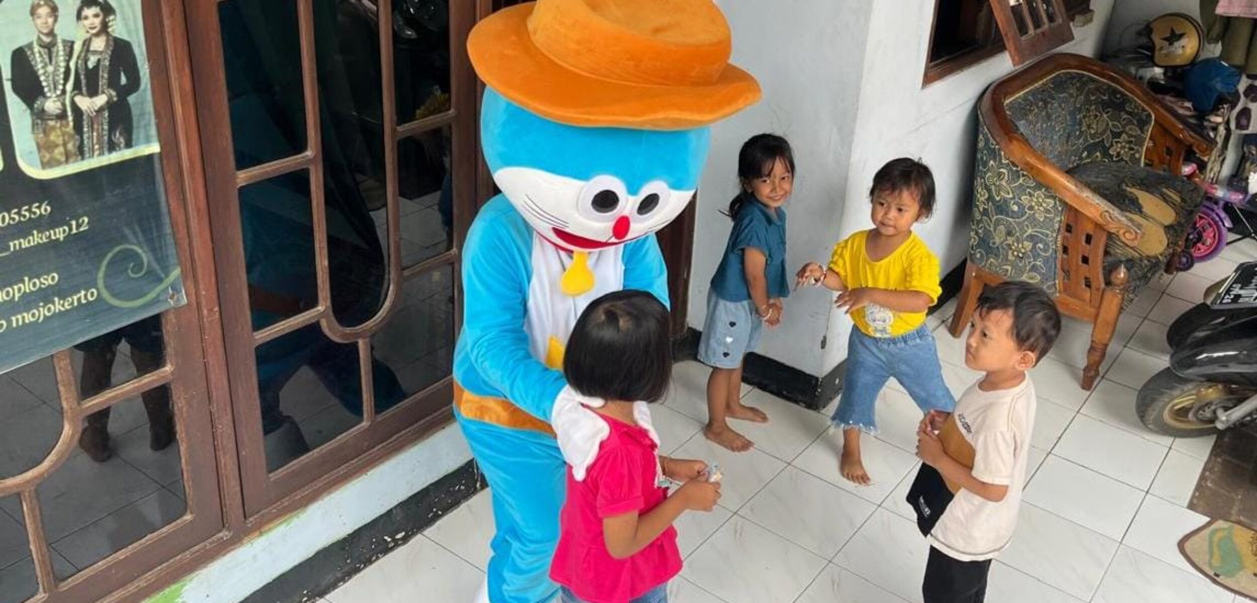 IMG 20260102 WA0039 1 Ninik Badut Doraemon saat menghibur anak-anak. (Redaksi/kabarterdepan.com)Â