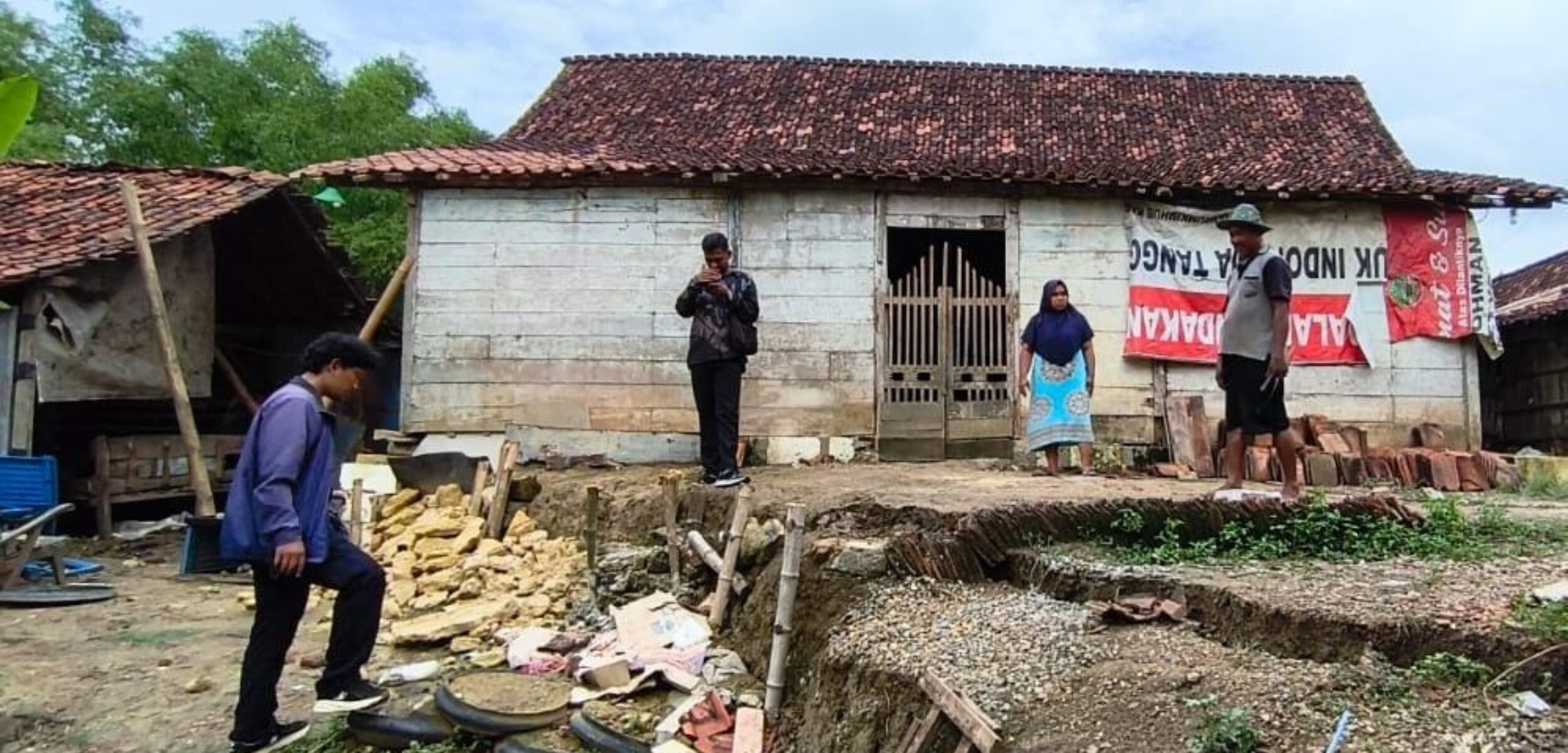 Rumah warga Desa Buluroto, Kecamatan Banjarejo, Kabupaten Blora Jawa Tengah, terdampak tanah bergerak diduga akibat gerusan Sungai Lusi. (Foto:Rengga/kabarterdepan.com)