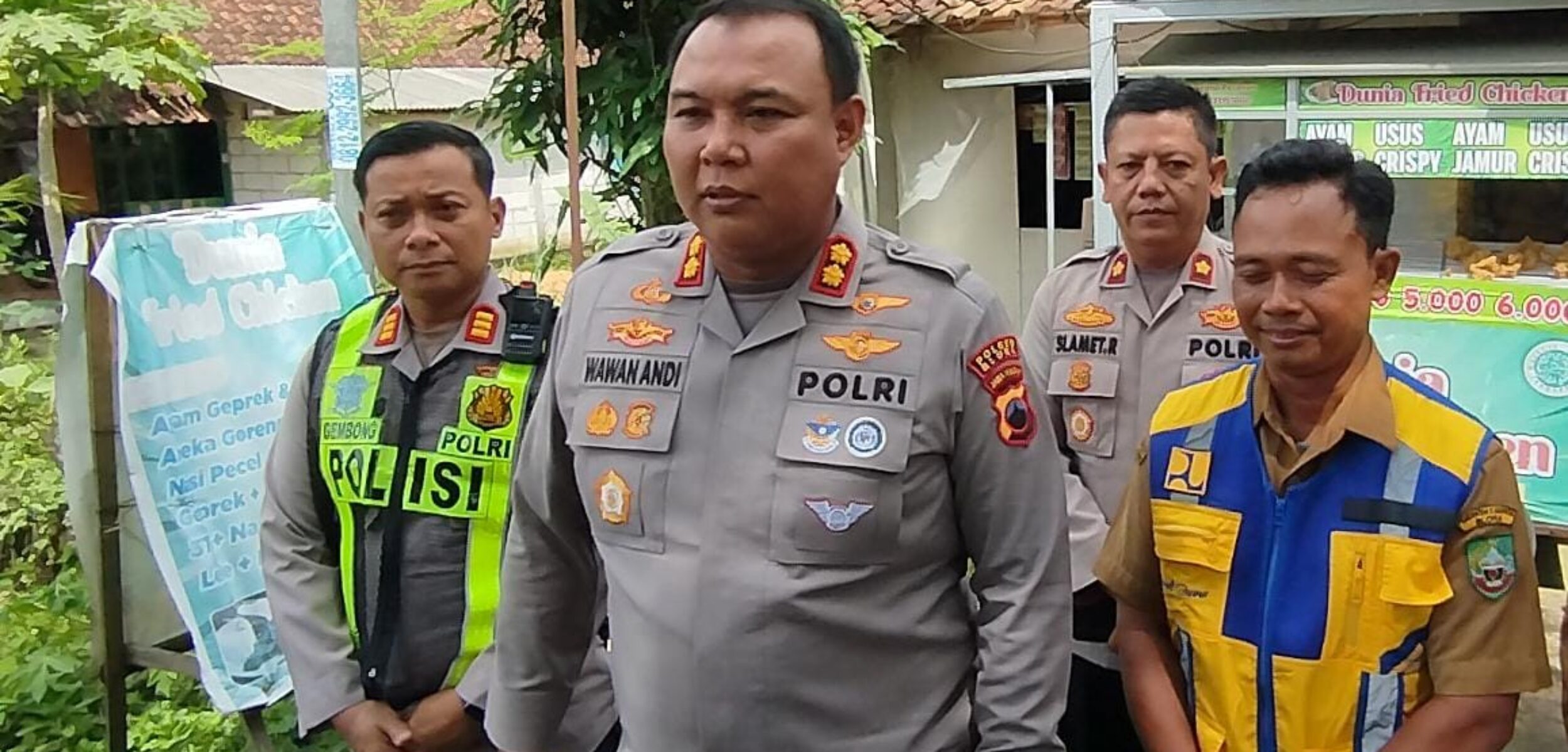 IMG 20260105 WA0073 1 Kapolres Blora, AKBP Wawan Andi Susanto saat meninjau lokasi tanah ambles di desa Buluroto, Banjarejo, Blora. (Foto: Rengga/kabarterdepan.com)