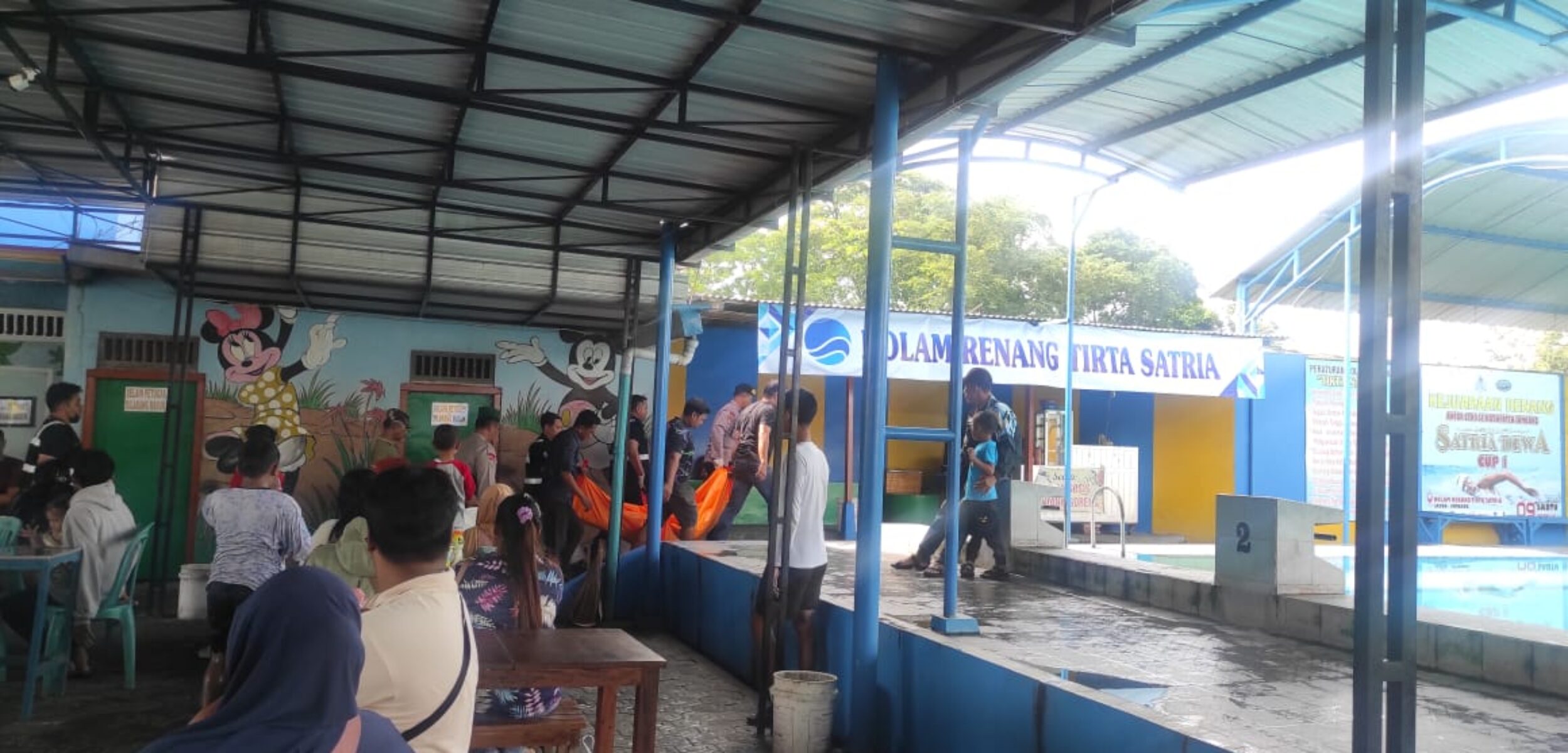 Petugas saat mengevakuasi korban meninggal di kamar mandi kolam renang Tirta satria Jombang. (Karimatul Maslahah/kabarterdepan.com) 