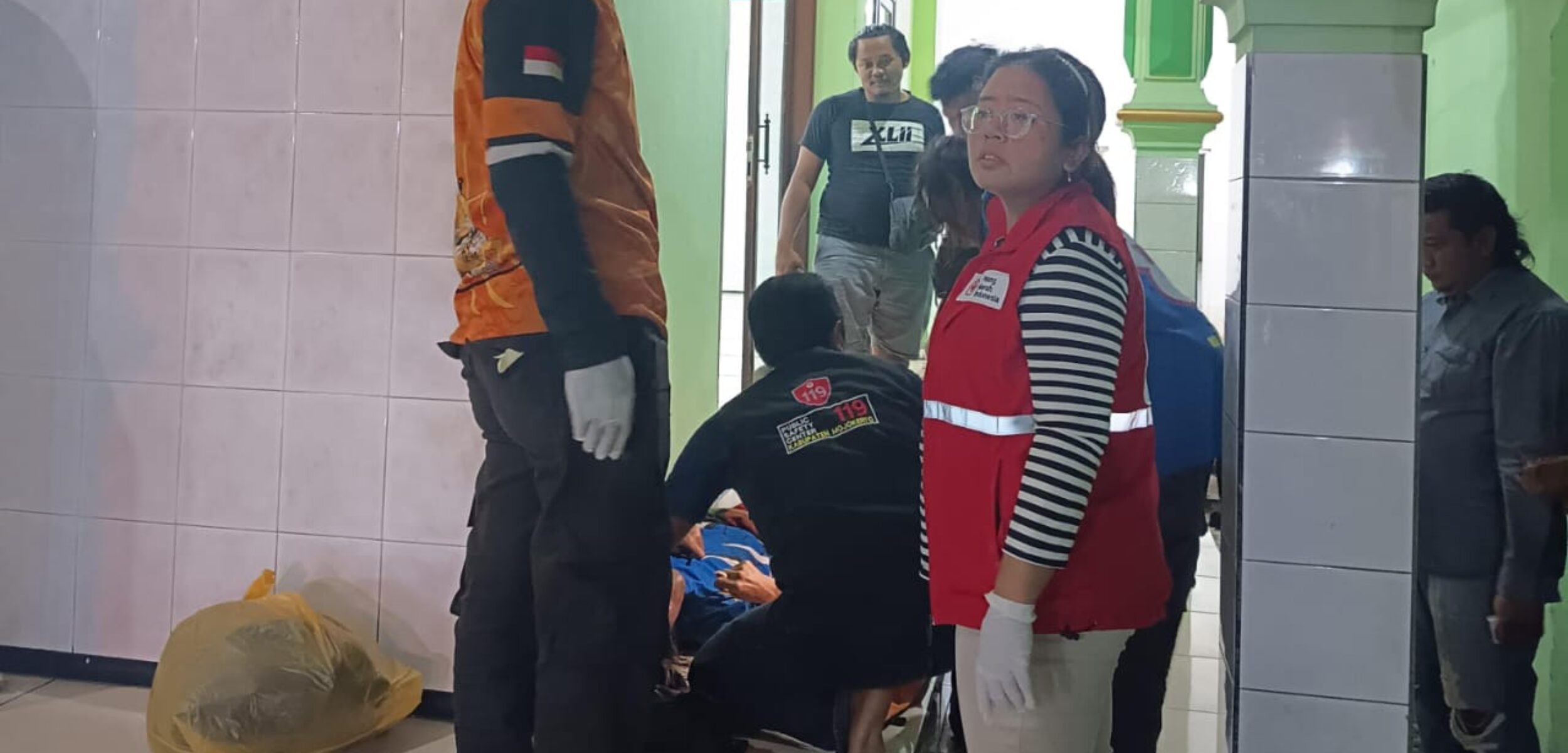 Petugas hendak mengevakuasi jasad korban di Masjid Al Hidayah Mojokerto. (Redaksi/kabarterdepan.com) 