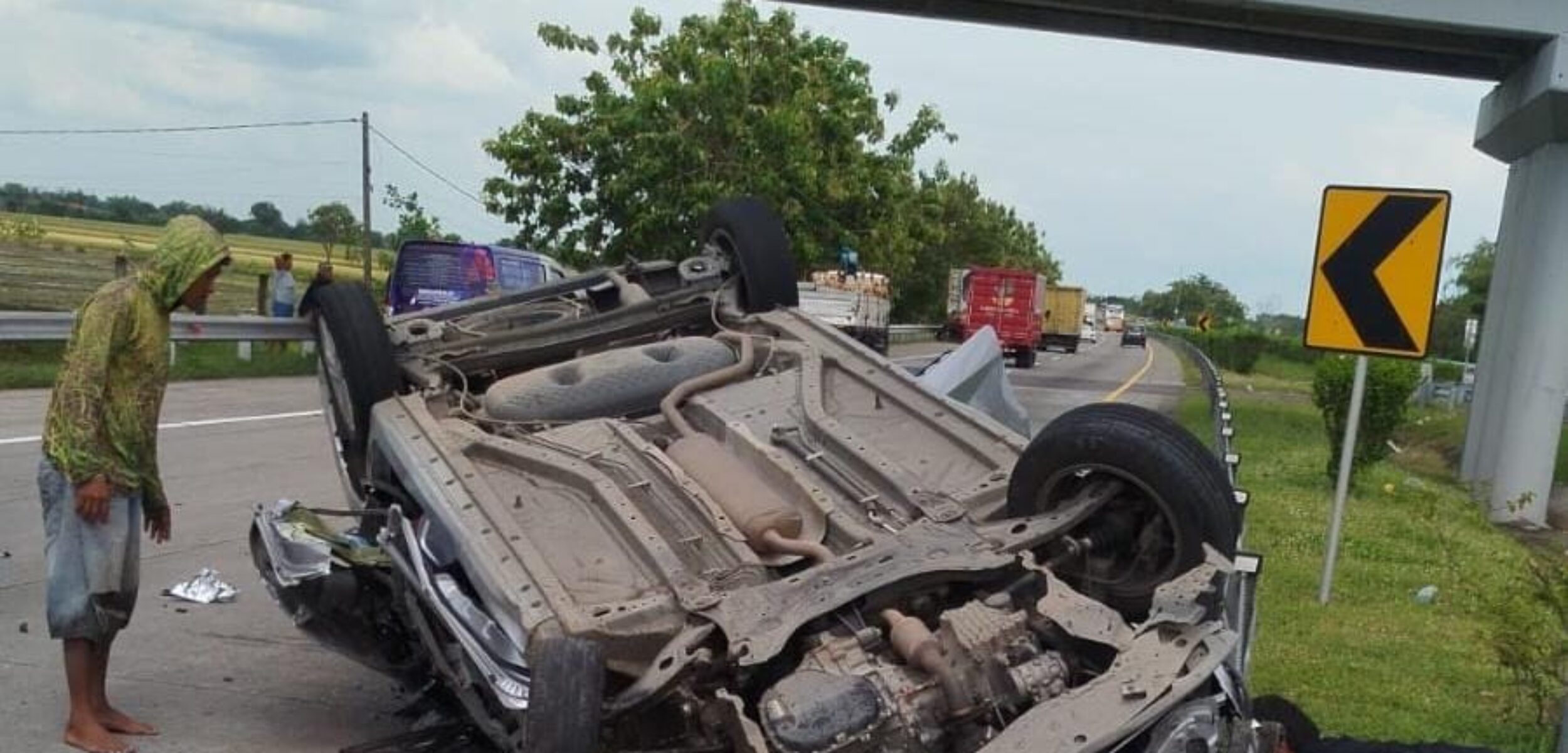 Kondisi kendaraan Avanza usai terlibat kecelakaan di tol Jombang-mojokerto.(Karimatul Maslahah/kabarterdepan.com) 