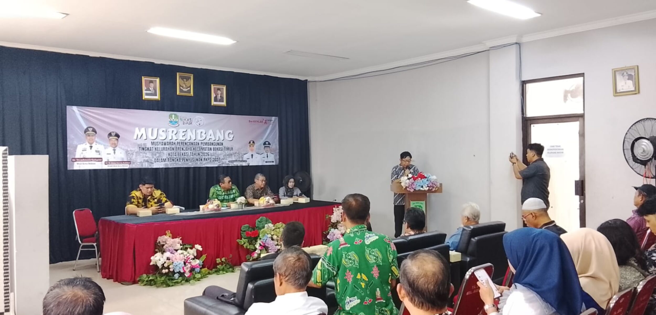 Lurah Aren Jaya Ali Imam Amin saat sambutan musrembang tingkat kelurahan. (Yanso/kabarterdepan.com) 