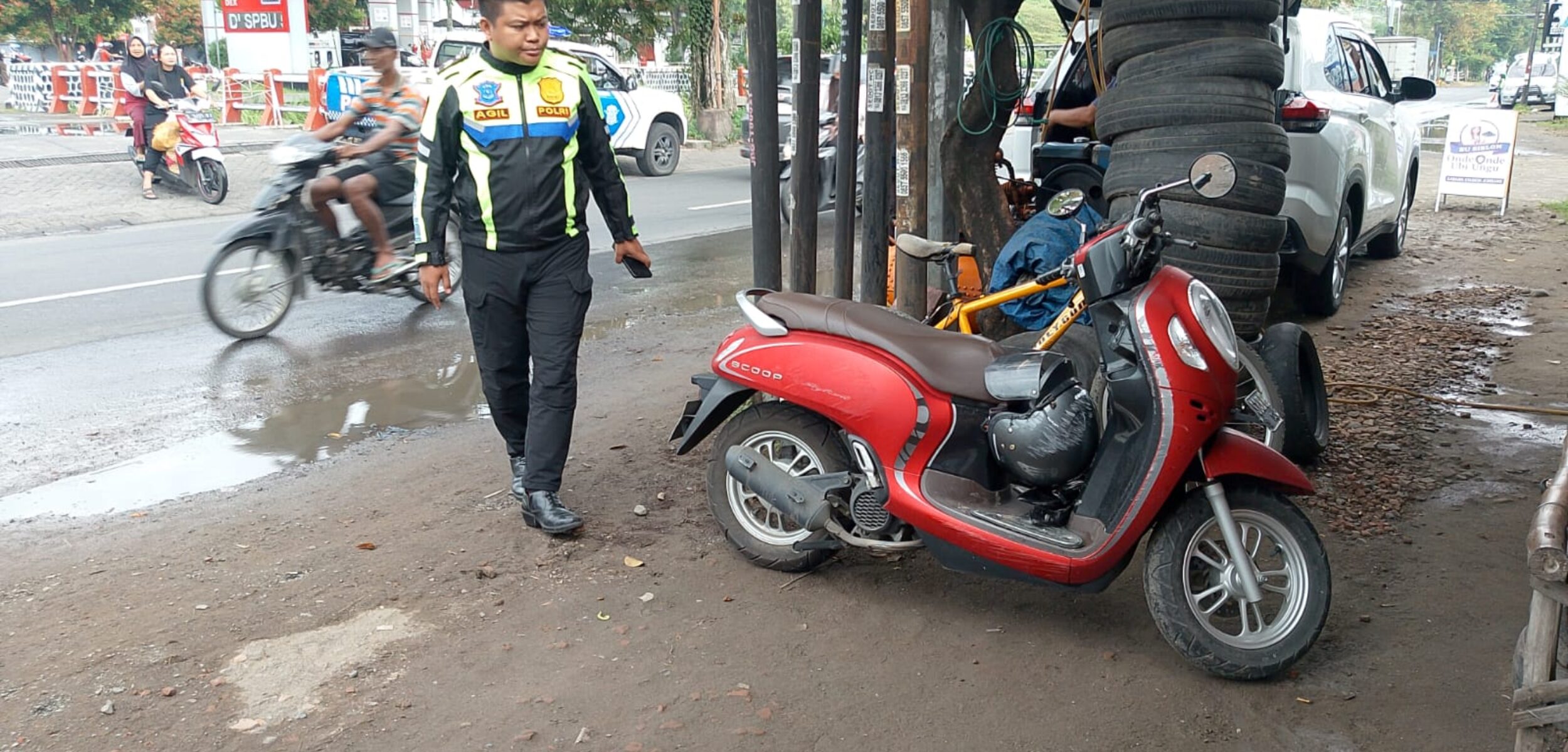 Petugas Satlantas Polres Jombang saat melakukan olah TKP Lakalantas motor seruduk mobil di jalan raya Desa Tambakrejo, Jombang./Karimatul Maslahah/