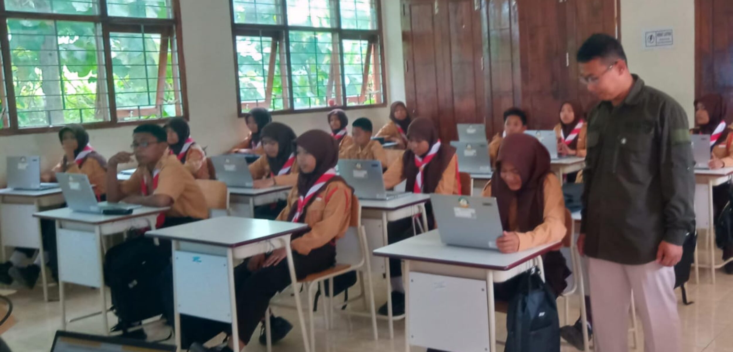 Para siswa sekolah rakyat terintegrasi 8 Jombang saat melakukan pembelajaran berbasis digital./Karimatul Maslahah/kabarterdepan.com)