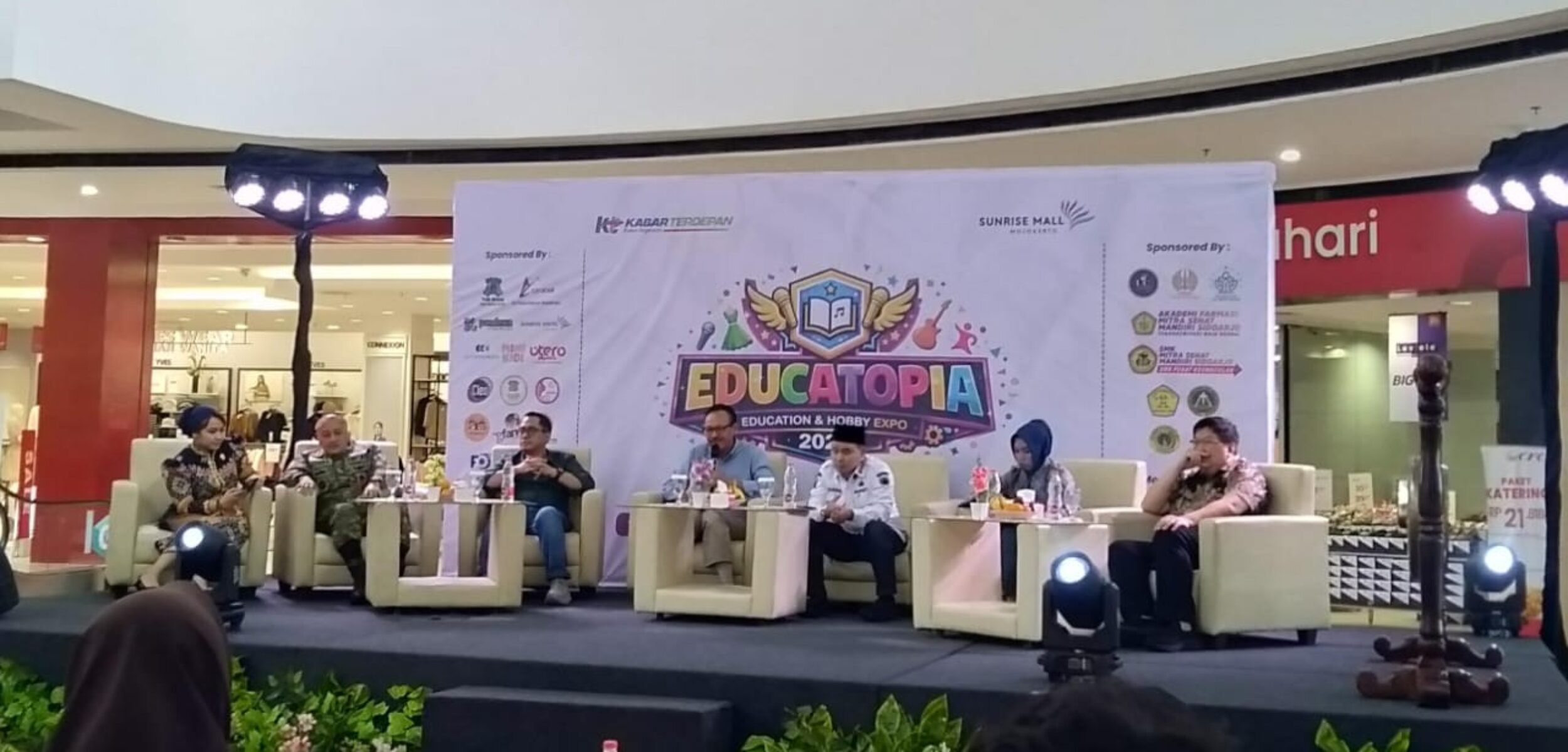 Prof Martadi saat talk show. (Izhah/kabarterdepan.com)