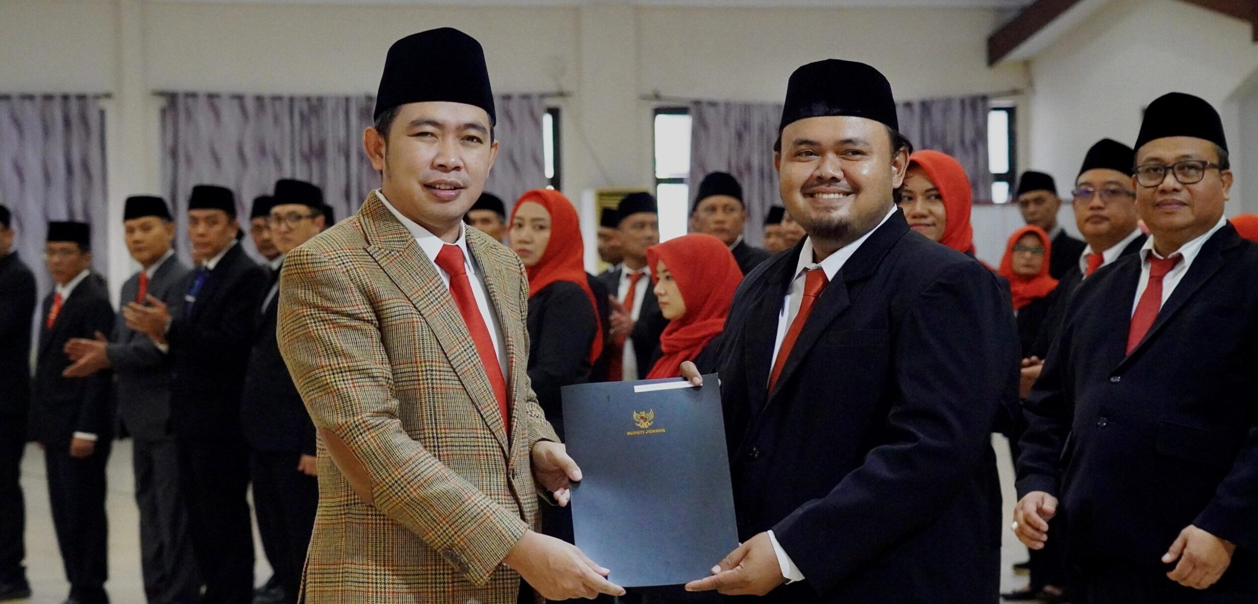 Bupati Jember saat menyerahkan SK Kepala Puskesmas. (Lana/kabarterdepan.com)