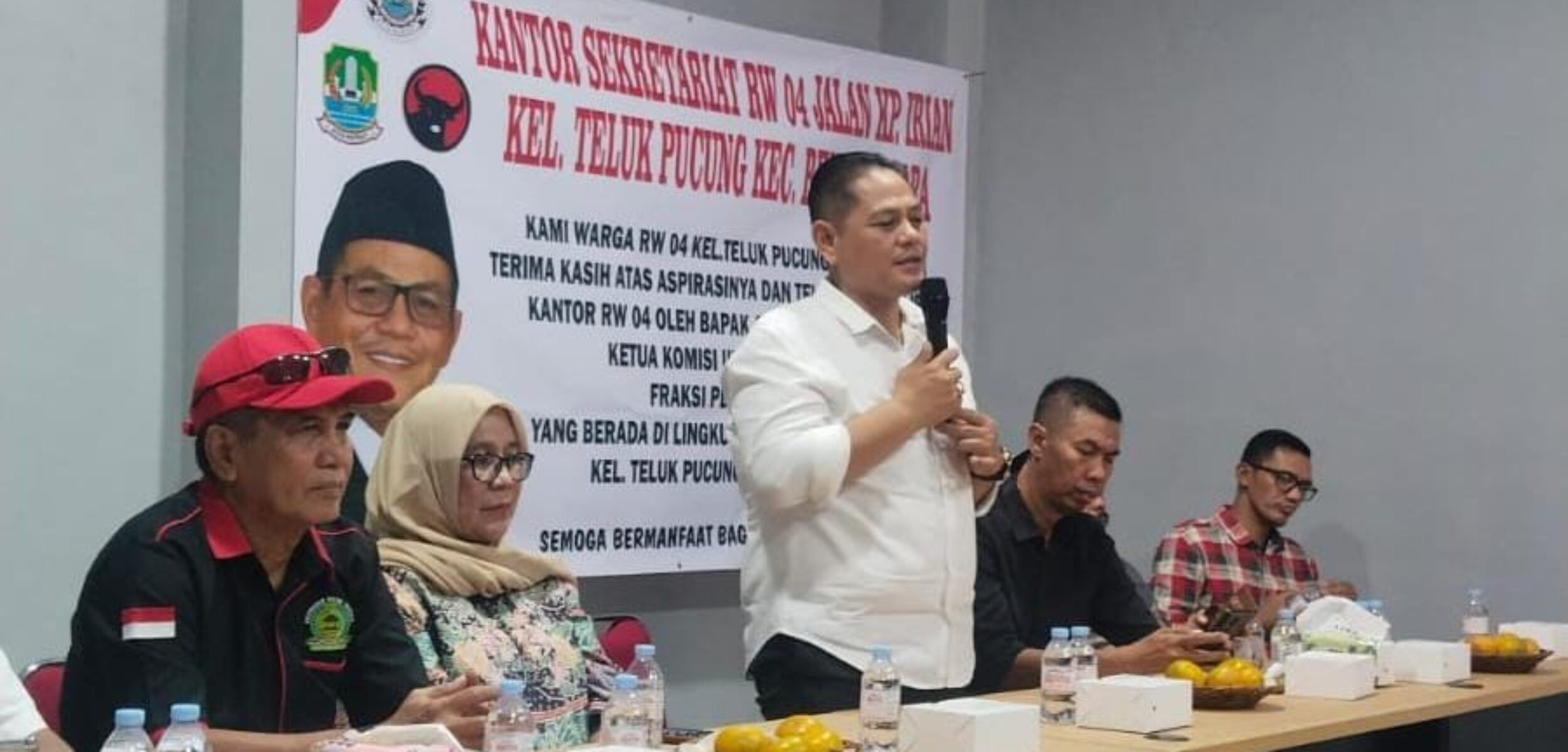 Anggota DPRD kota Bekasi Arif Rahman Hakim saat sambutan pada peresmian kantor RW 04 teluk pucung Bekasi Utara. (Yanso/kabarterdepan.com) 