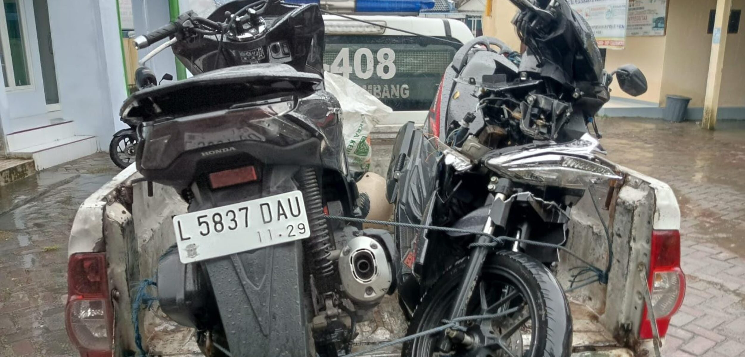 Kendaraan yang terlibat kecelakaan di jalan raya Ahmad Yani, Mojowarno, Jombang.(Karimatul Maslahah/kabarterdepan.com) 