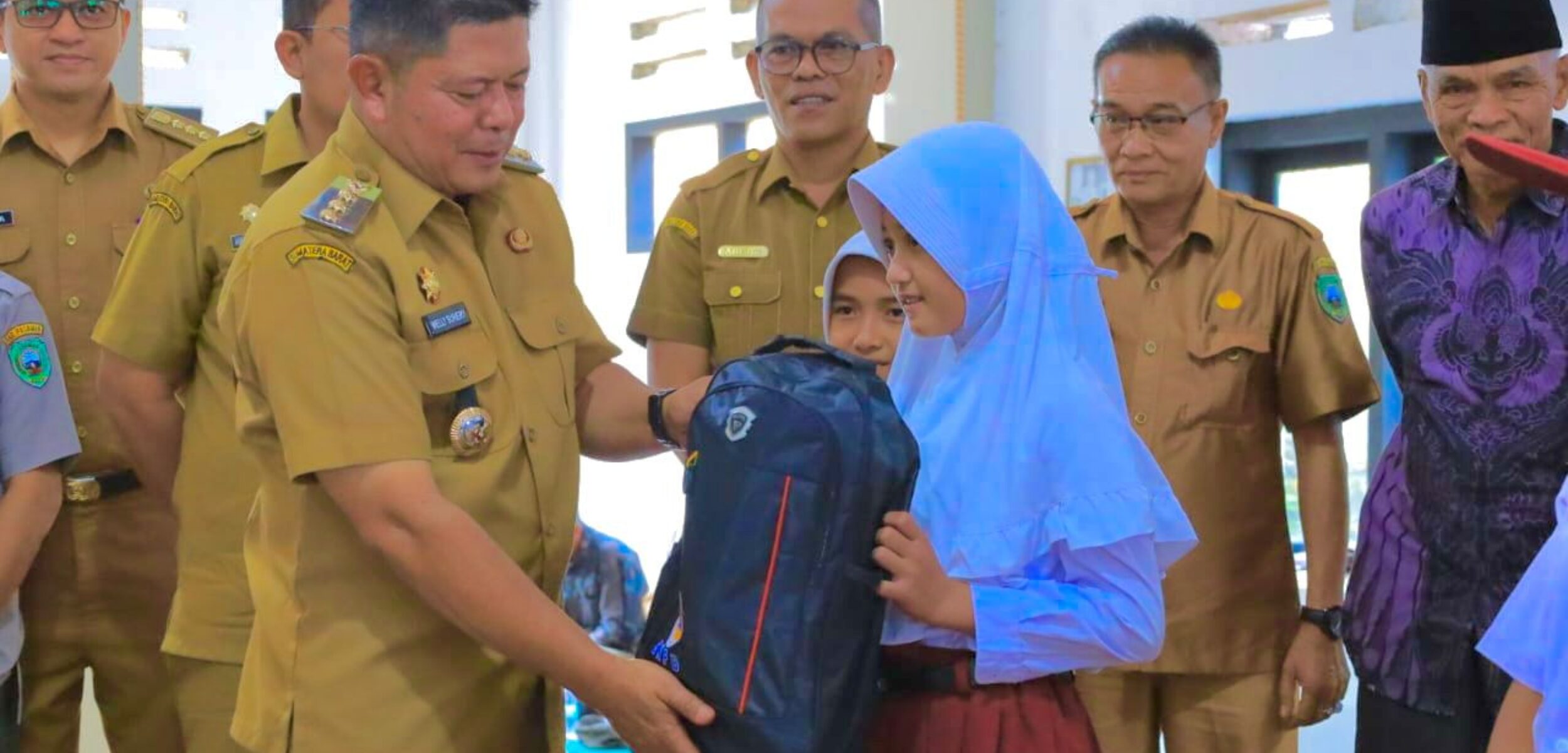 Belajar di Bawah Ancaman Longsor, Siswa SD di Pasaman Bertahan di Tenda Darurat