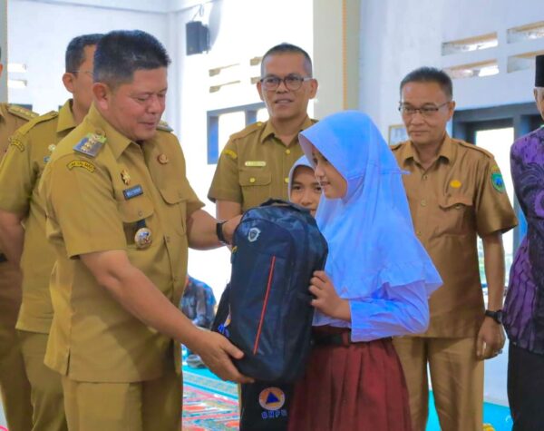 Belajar di Bawah Ancaman Longsor, Siswa SD di Pasaman Bertahan di Tenda Darurat